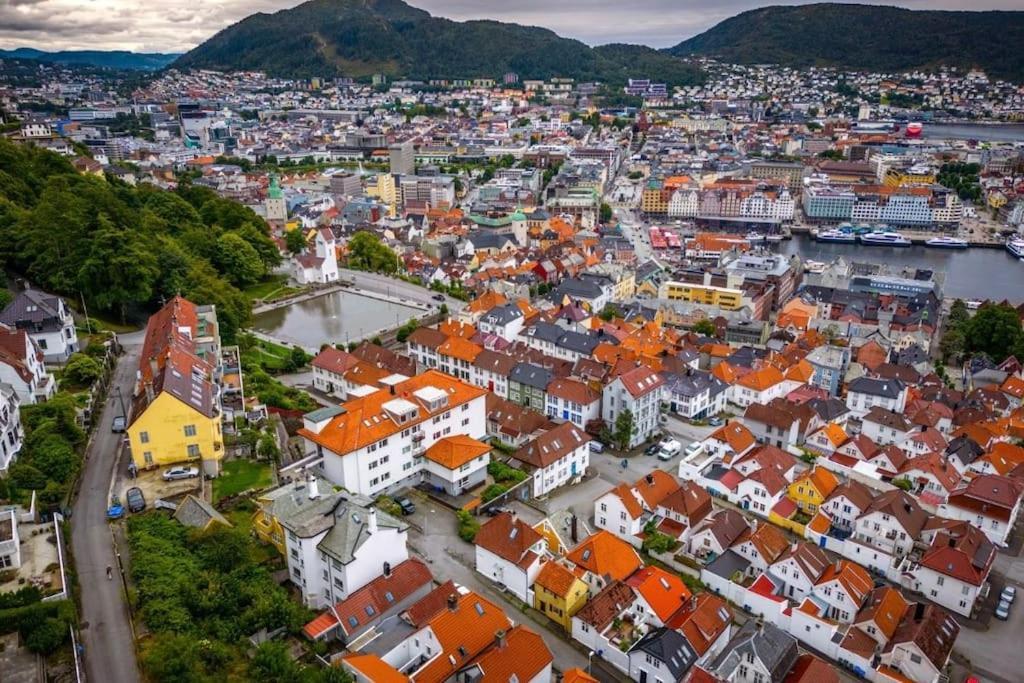 Leilighet I Bergens Vakreste Gate - Nydelig Utsikt Over Innseilingen Til Bergen! Eksteriør bilde