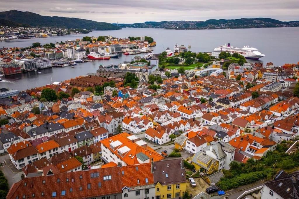 Leilighet I Bergens Vakreste Gate - Nydelig Utsikt Over Innseilingen Til Bergen! Eksteriør bilde