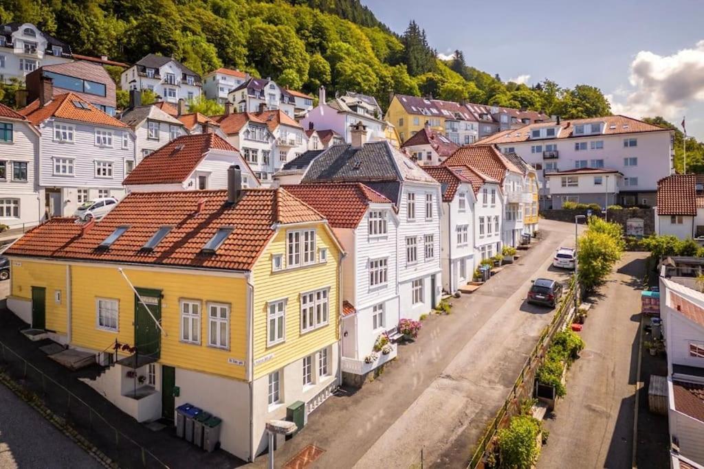 Leilighet I Bergens Vakreste Gate - Nydelig Utsikt Over Innseilingen Til Bergen! Eksteriør bilde