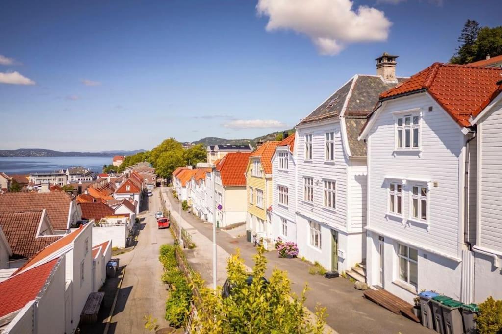 Leilighet I Bergens Vakreste Gate - Nydelig Utsikt Over Innseilingen Til Bergen! Eksteriør bilde