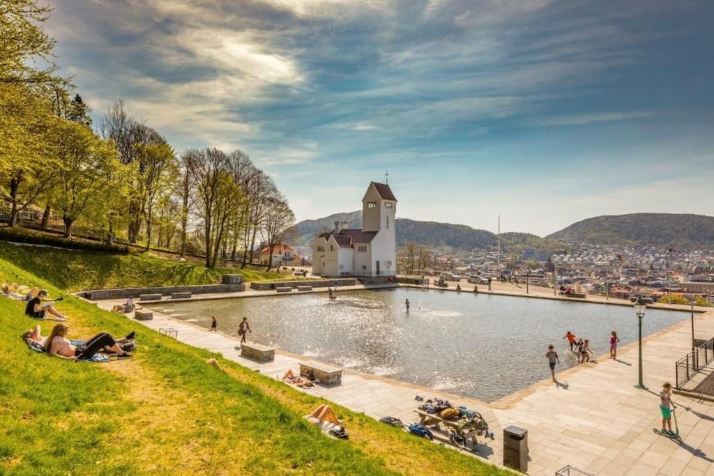Leilighet I Bergens Vakreste Gate - Nydelig Utsikt Over Innseilingen Til Bergen! Eksteriør bilde